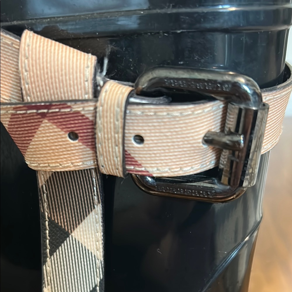Burberry Black and Cream Winter Rain Boots - Picture 4 of 4